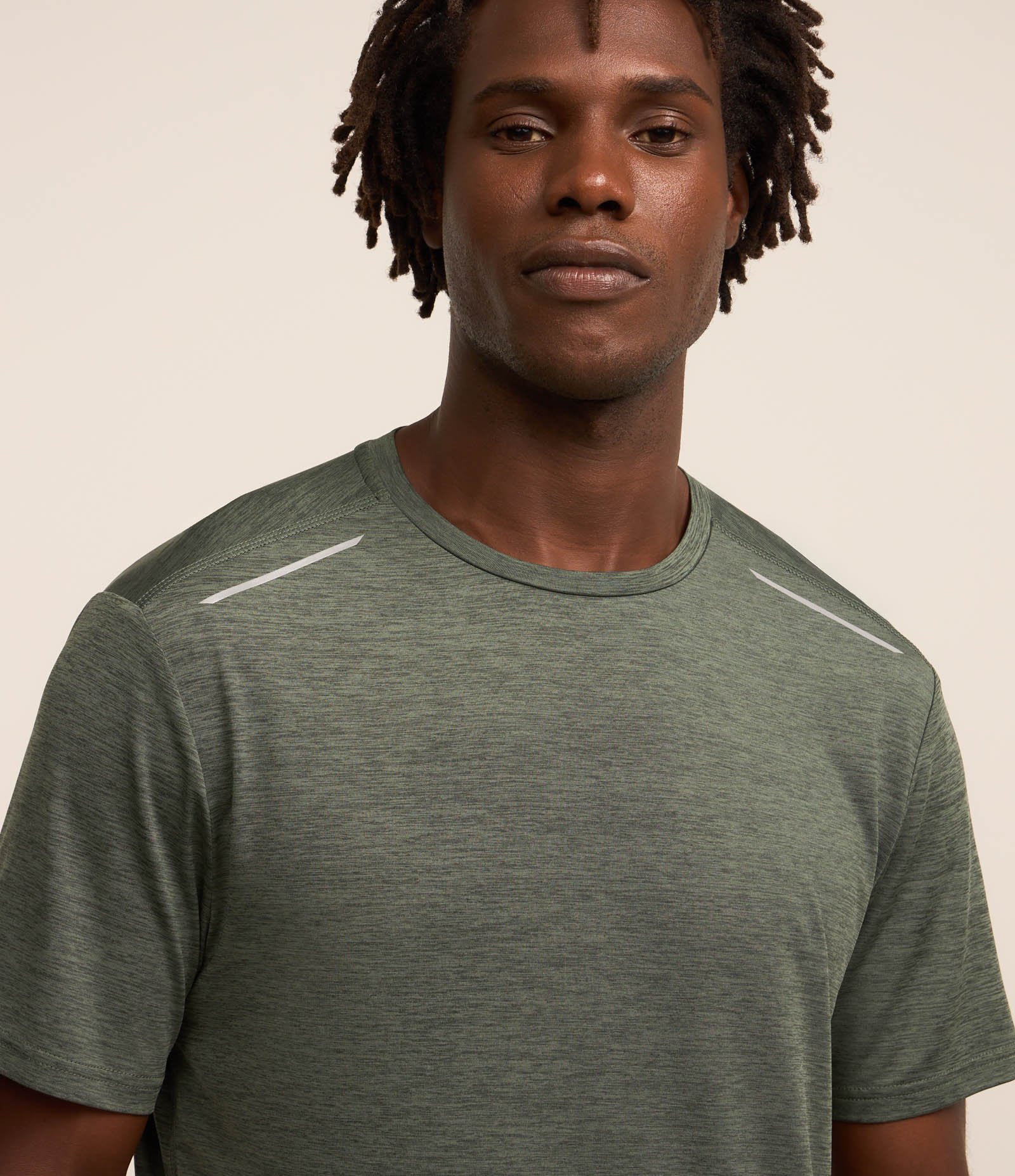 Camiseta Esportiva com Tecnologia Dry e Detalhes Refletivos Verde 4