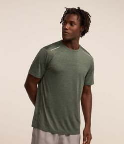 Camiseta Esportiva com Tecnologia Dry e Detalhes Refletivos