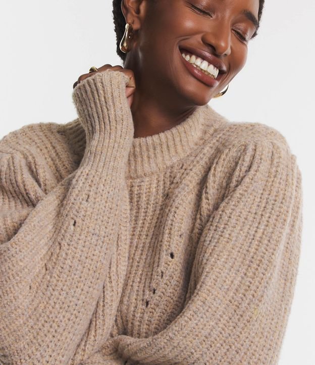 Suéter em Tricô com Texturas e Detalhes Vazados