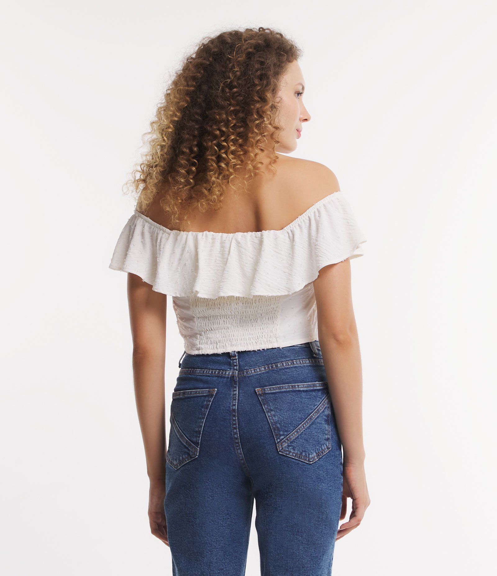 Blusa Cropped Maquinetada com Decote Ombro a Ombro Babado e Lastex nas Costas Branco 3