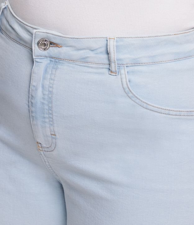 Short Jeans com Elastano e Bolso Falso Curve & Plus Size Azul Claro 4