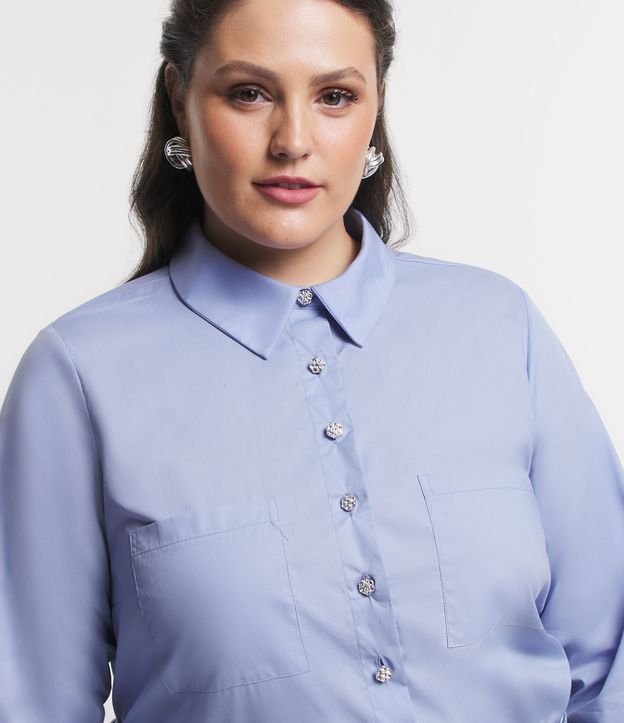 Camisa em Tricoline com Bolsos e Botões com Strass Curve & Plus Size Azul 4