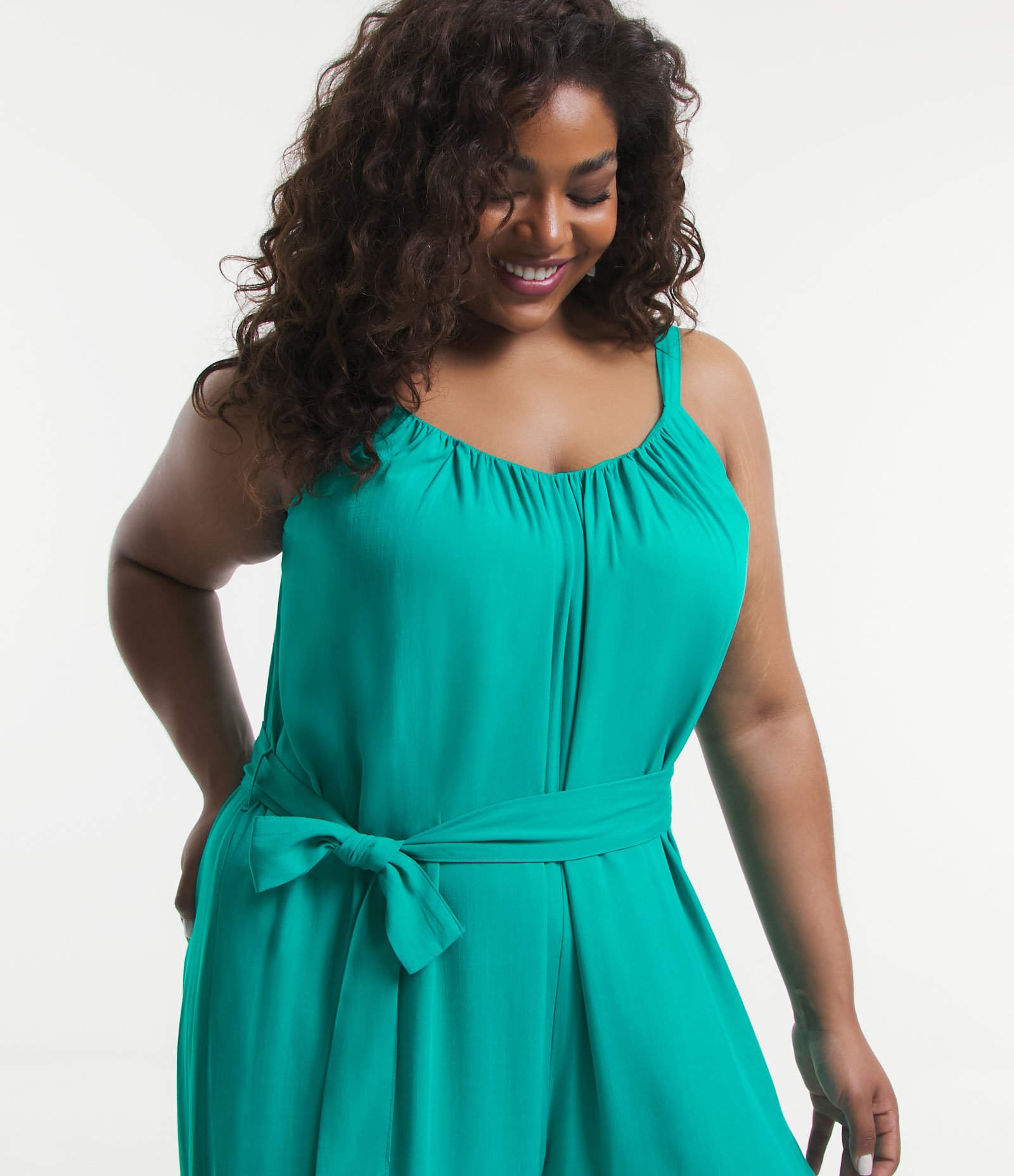 Macacão Longo em Viscose com Amarração na Cintura Curve & Plus Size Verde 4