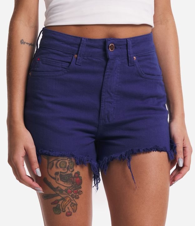 Short Hotpants em Jeans com Bolsos e Barra Desfeita Azul 2