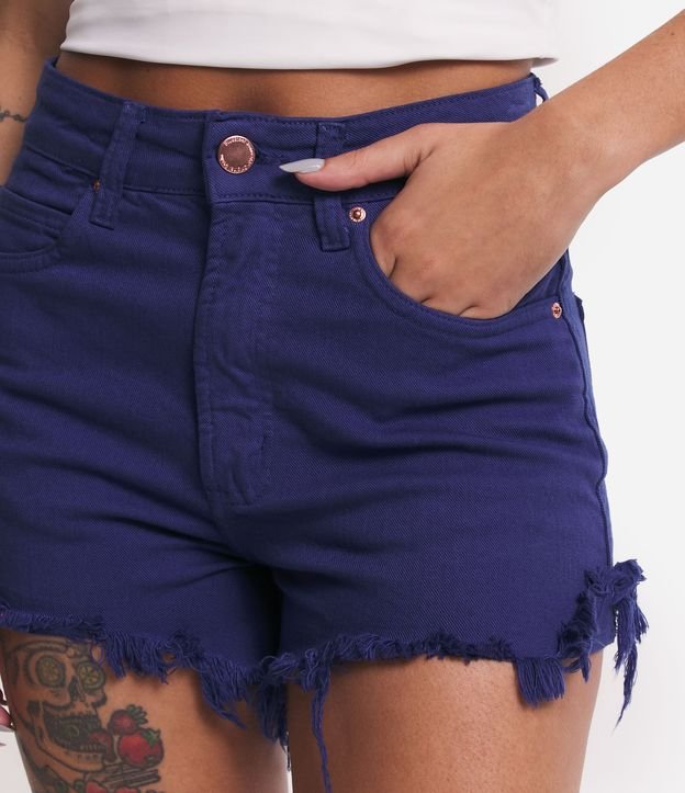 Short Hotpants em Jeans com Bolsos e Barra Desfeita Azul 4