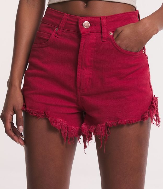 Short Hotpants em Jeans com Bolsos e Barra Desfeita Vermelho 2