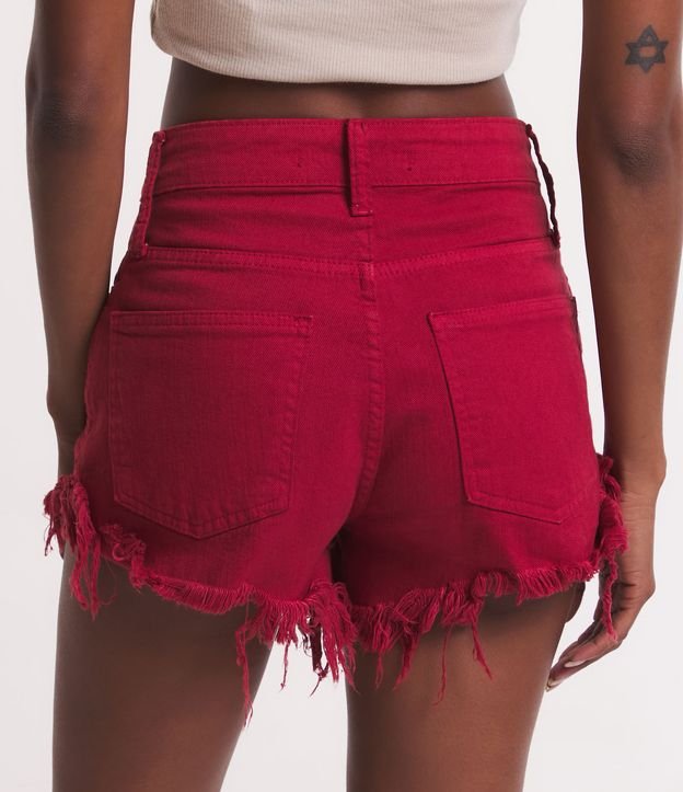 Short Hotpants em Jeans com Bolsos e Barra Desfeita Vermelho 3