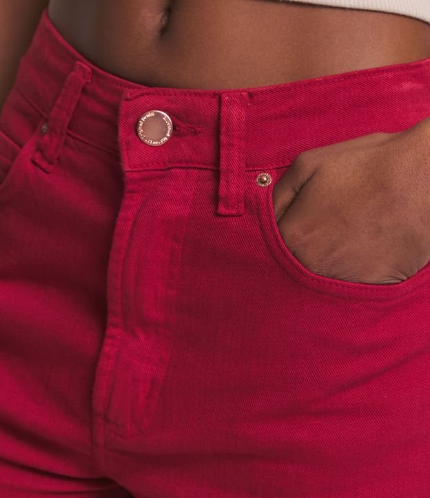 Short Hotpants em Jeans com Bolsos e Barra Desfeita Vermelho 4