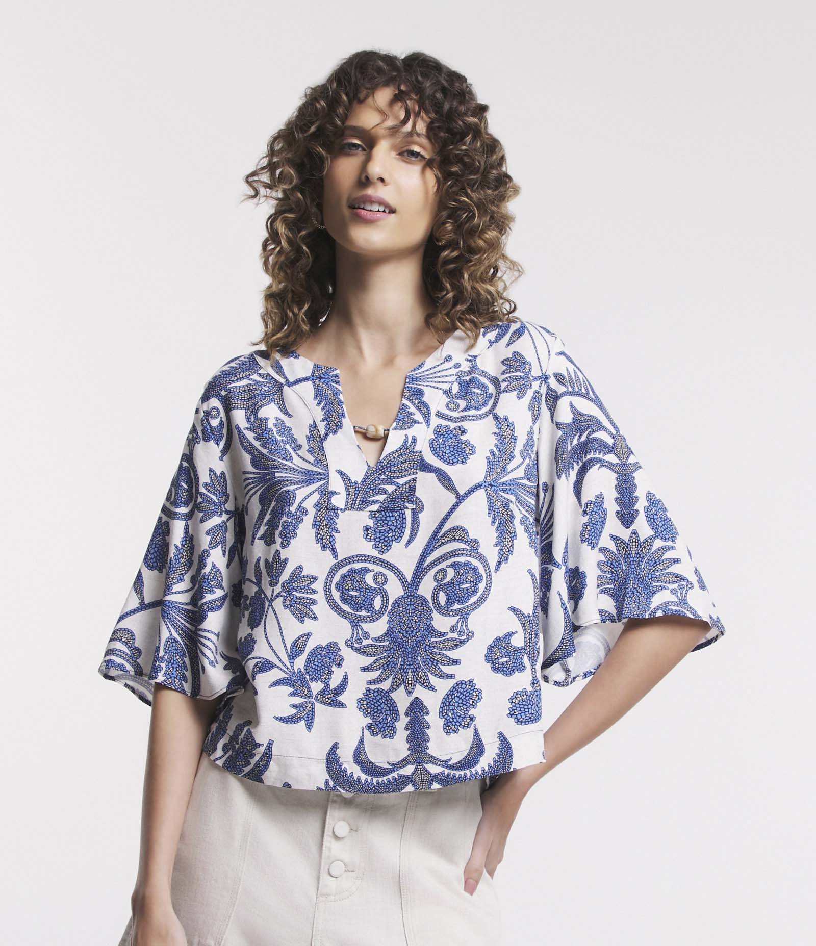 Blusa em Viscose com Manga Evasê e Estampa de Folhagens Branco/Azul 1