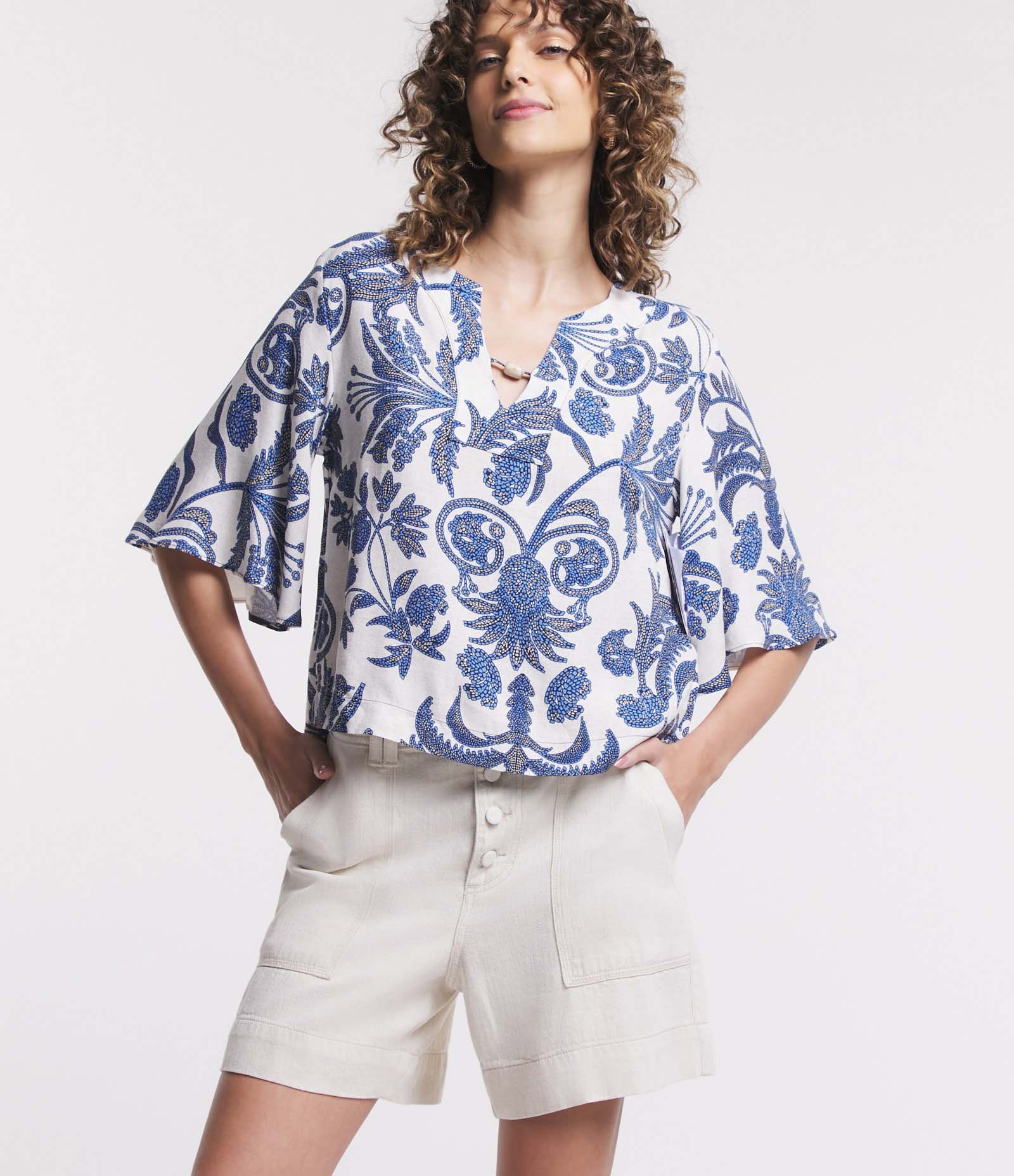 Blusa em Viscose com Manga Evasê e Estampa de Folhagens Branco/Azul 4