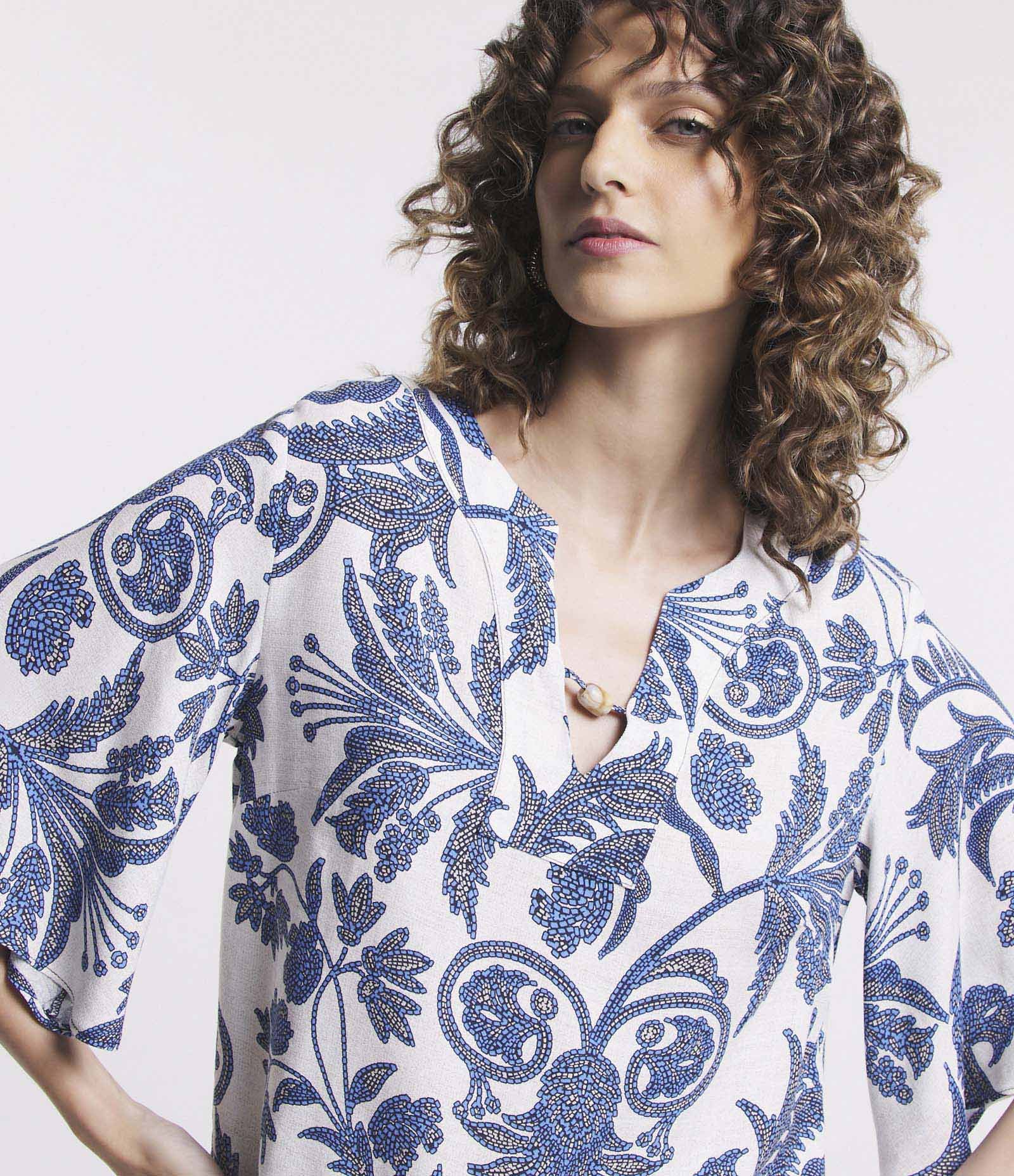 Blusa em Viscose com Manga Evasê e Estampa de Folhagens Branco/Azul 5