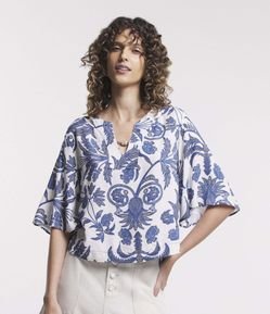 Blusa em Viscose com Manga Evasê e Estampa de Folhagens
