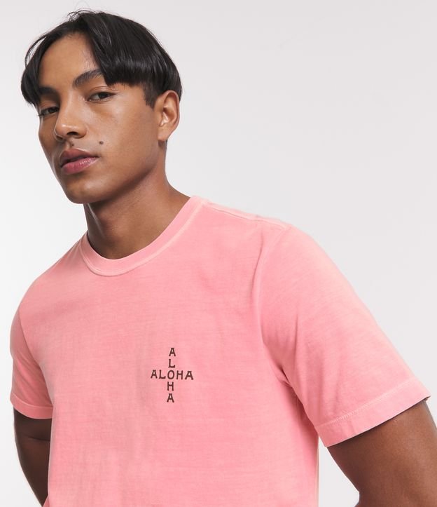 Camiseta Comfort Estonada em Meia Malha com Estampa Aloha e Coqueiros Rosa Claro 4