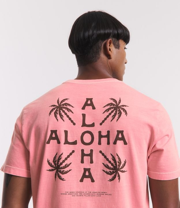 Camiseta Comfort Estonada em Meia Malha com Estampa Aloha e Coqueiros Rosa Claro 5