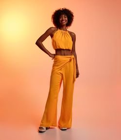 Calça Pantalona em Crepe com Sobressaia e Amarração na Lateral