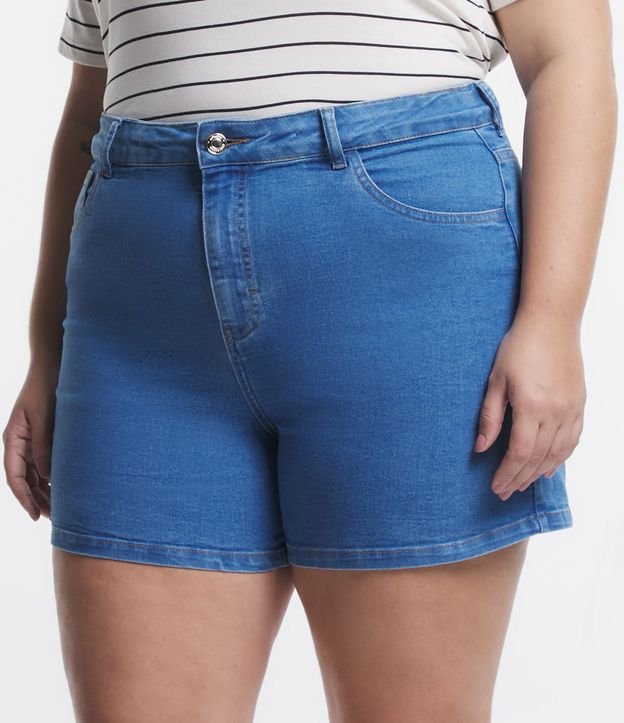 Short Jeans com Elastano e Bolso Falso Curve & Plus Size Azul Médio 2