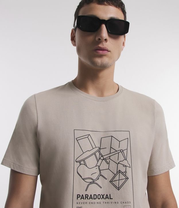 Camiseta Comfort em Meia Malha com Estampa de Arquitetura Paradoxal Bege 4