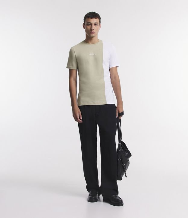 Camiseta Slim em Meia Malha com Lettering Minimalista e Blocos de Cor Verde/ Branco 2
