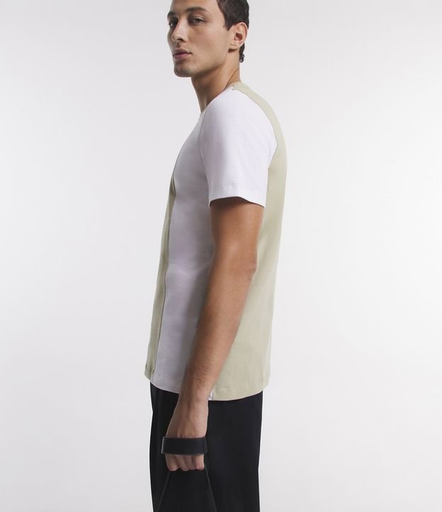 Camiseta Slim em Meia Malha com Lettering Minimalista e Blocos de Cor Verde/ Branco 5