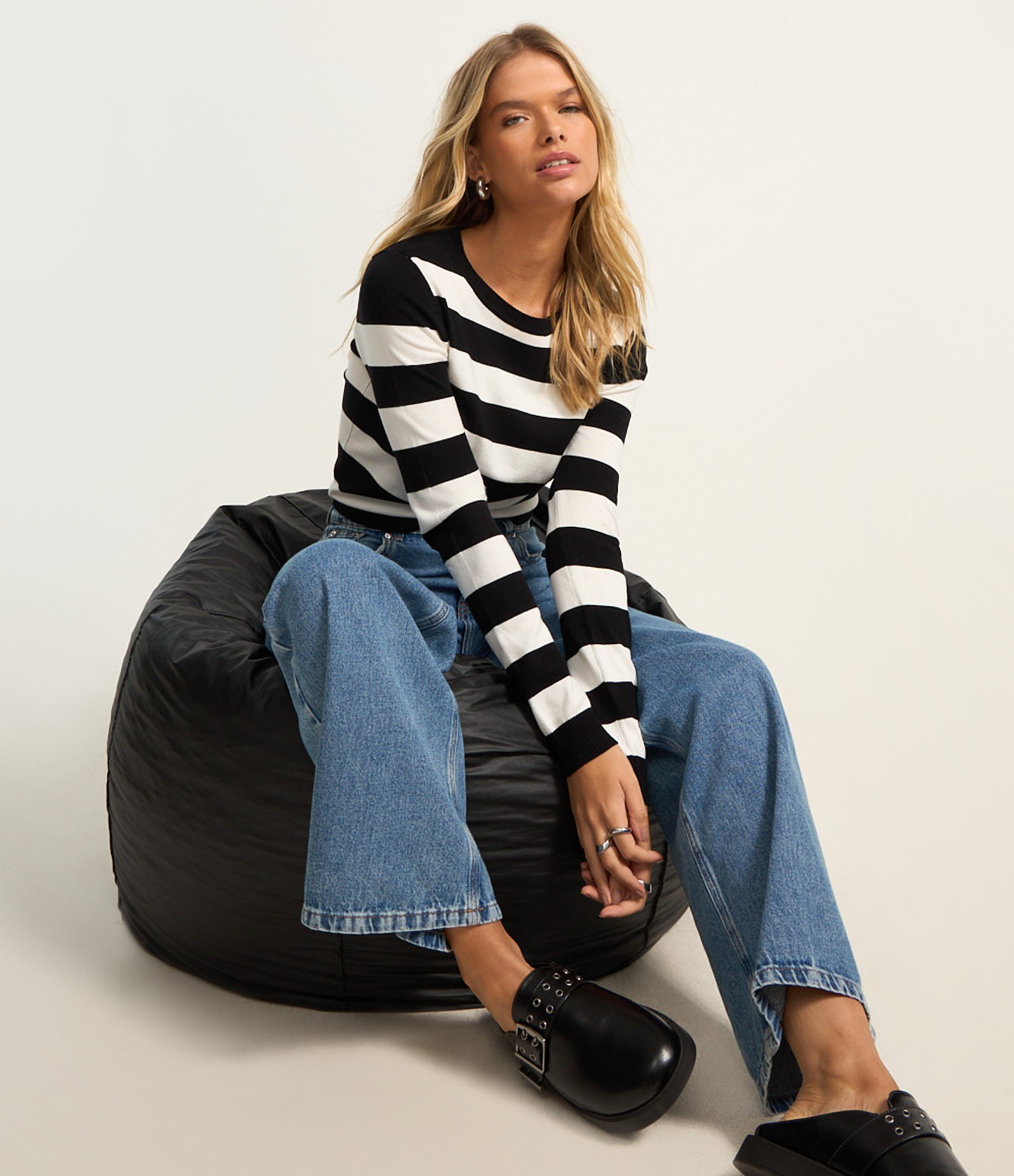 Blusa em Viscose Listrado com Punhos e Barra Canelada Preto/Branco 1