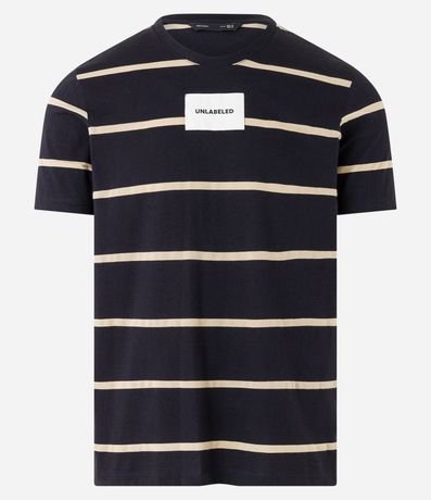 Camiseta em Algodão com Estampa Listrada e Etiqueta Aplicada Menor preço em Camiseta em Algodão com Estampa Listrada e Etiqueta Aplicada