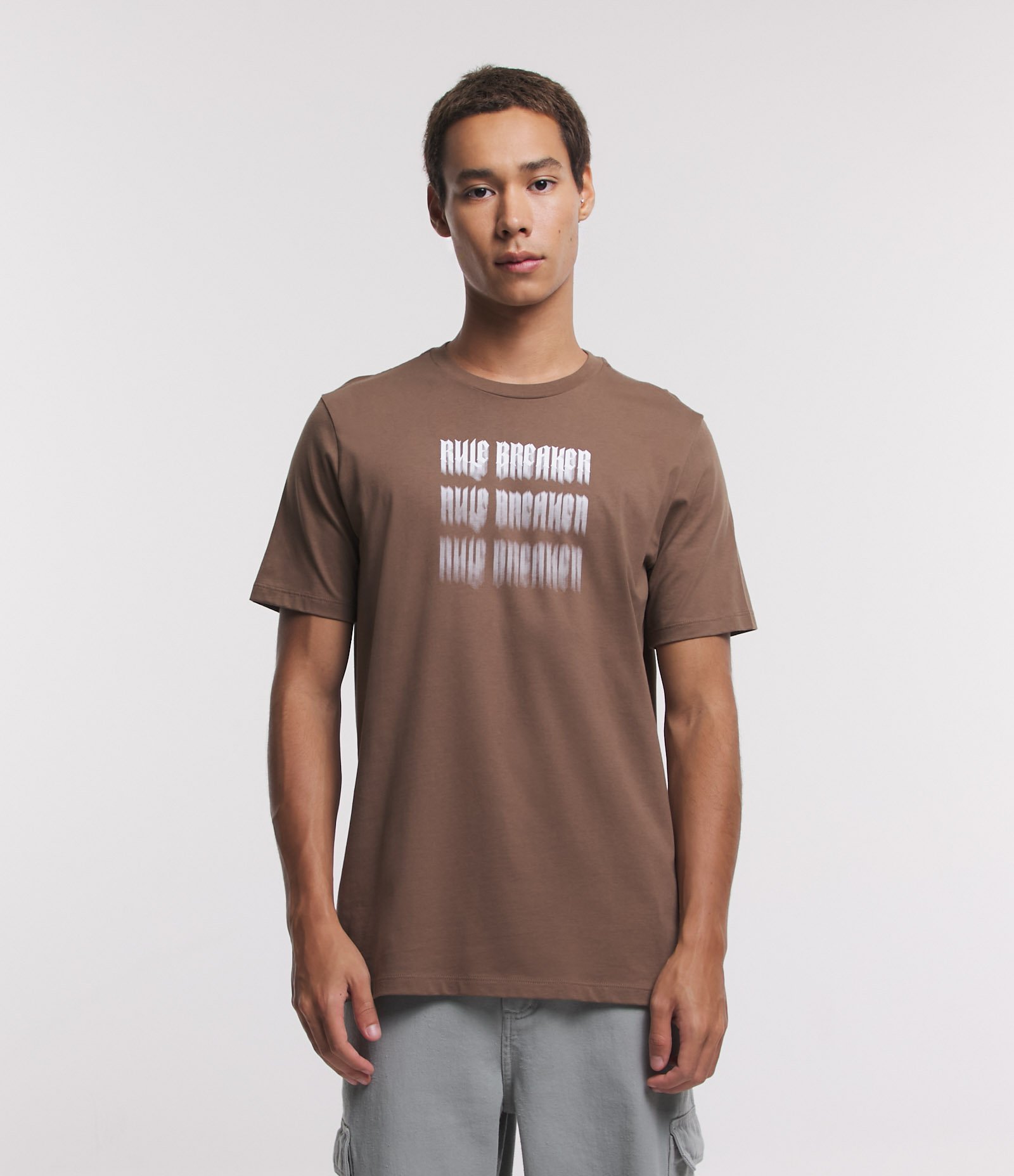 Camiseta Regular em Algodão com Lettering Rule Breaker Marrom 1