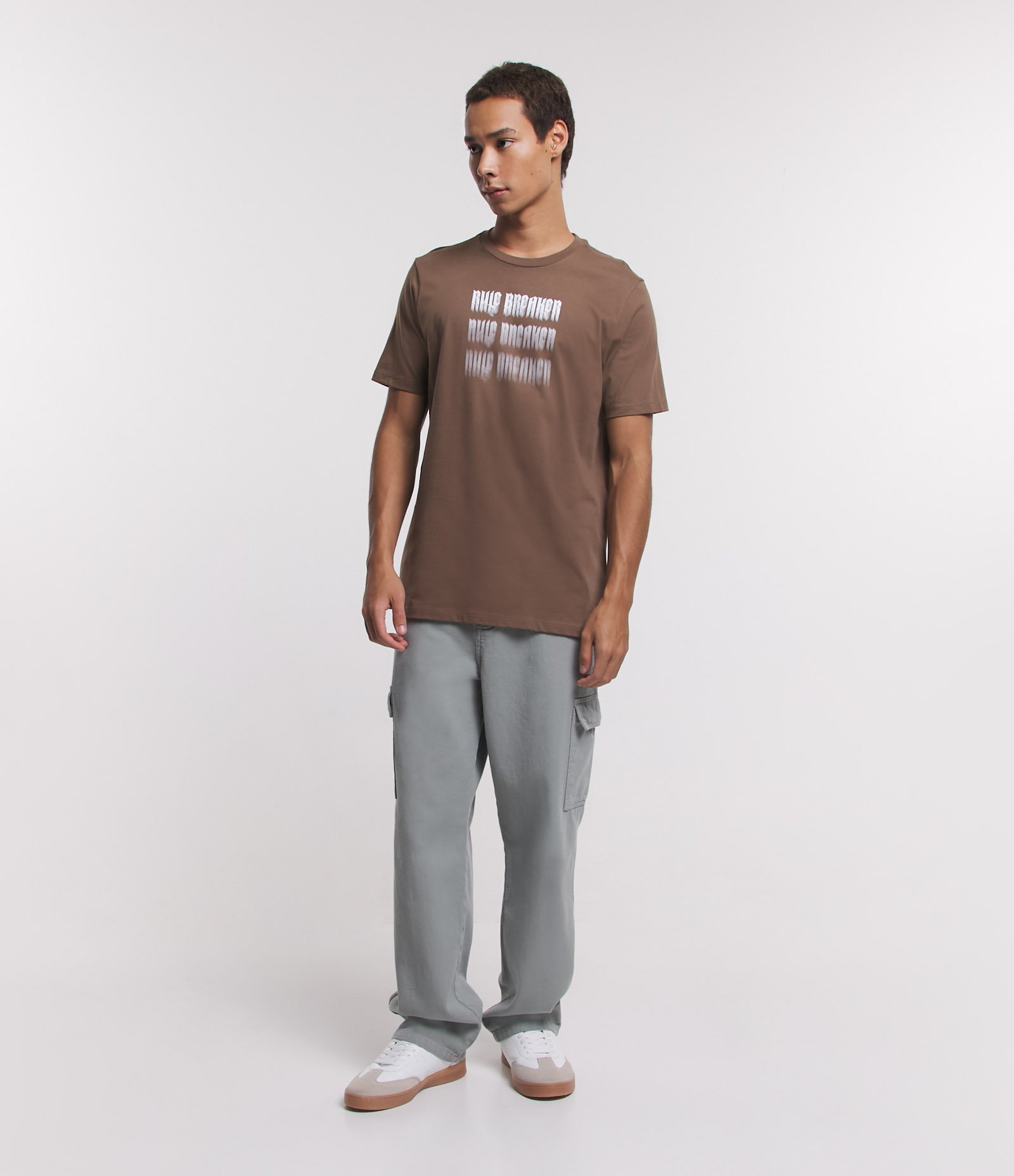 Camiseta Regular em Algodão com Lettering Rule Breaker Marrom 2