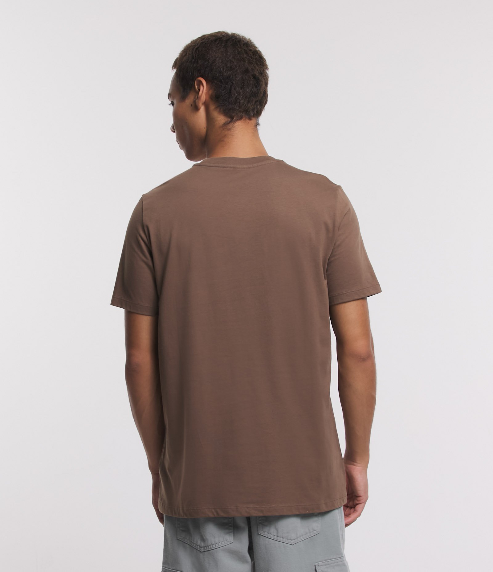 Camiseta Regular em Algodão com Lettering Rule Breaker Marrom 3