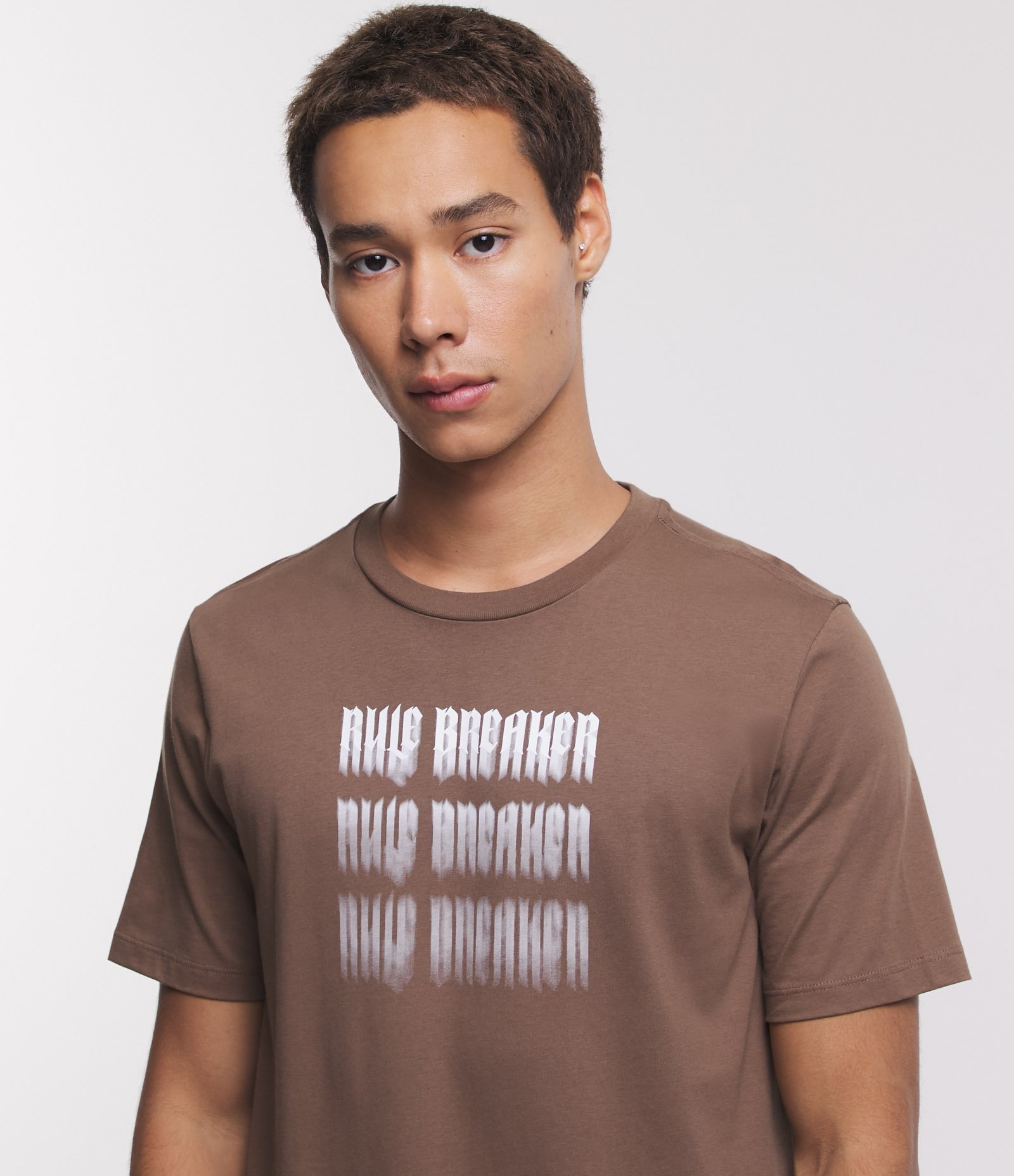 Camiseta Regular em Algodão com Lettering Rule Breaker Marrom 4