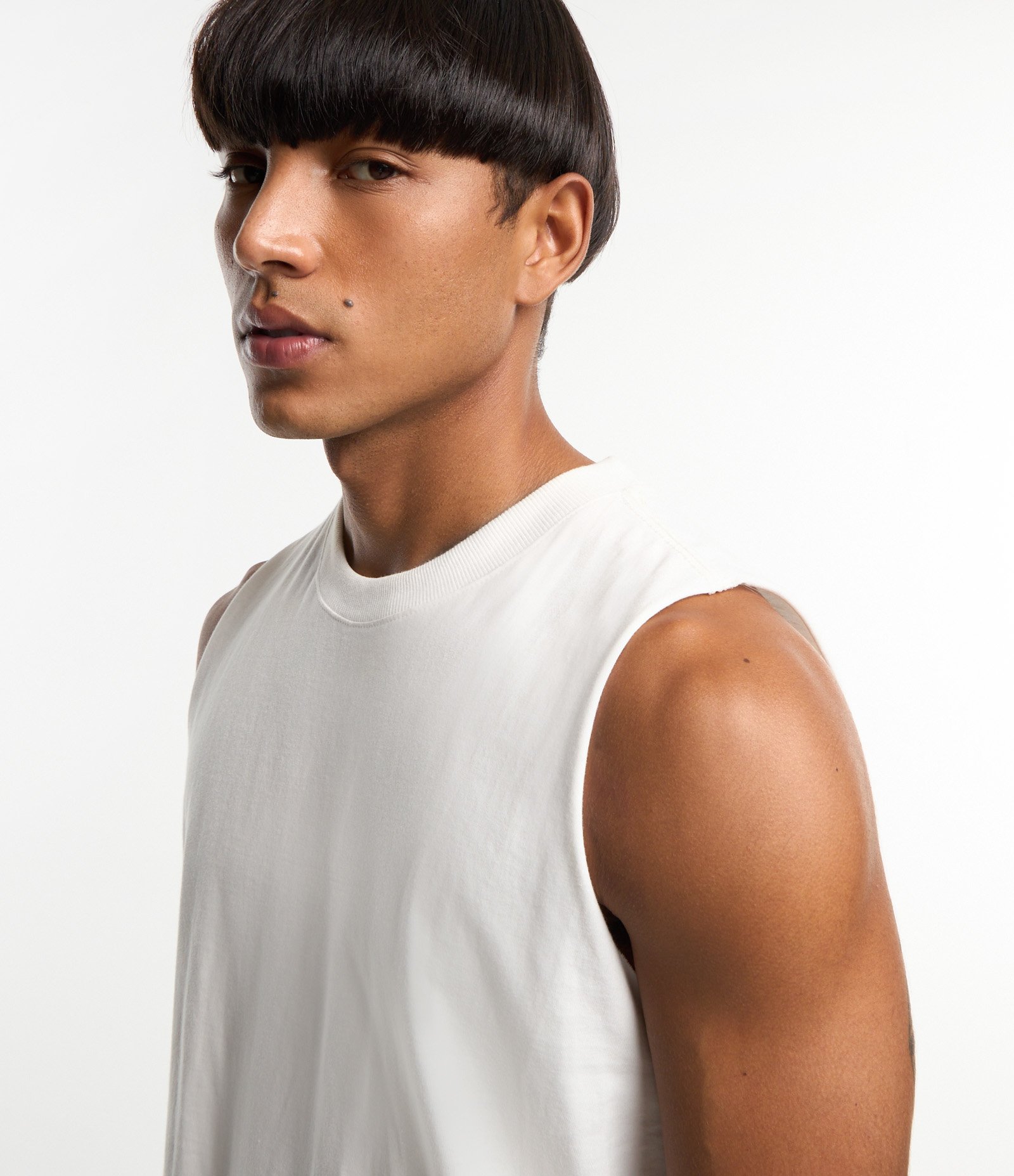 Regata Machão em Algodão com Gola Redonda e Etiqueta na Barra Off White 4