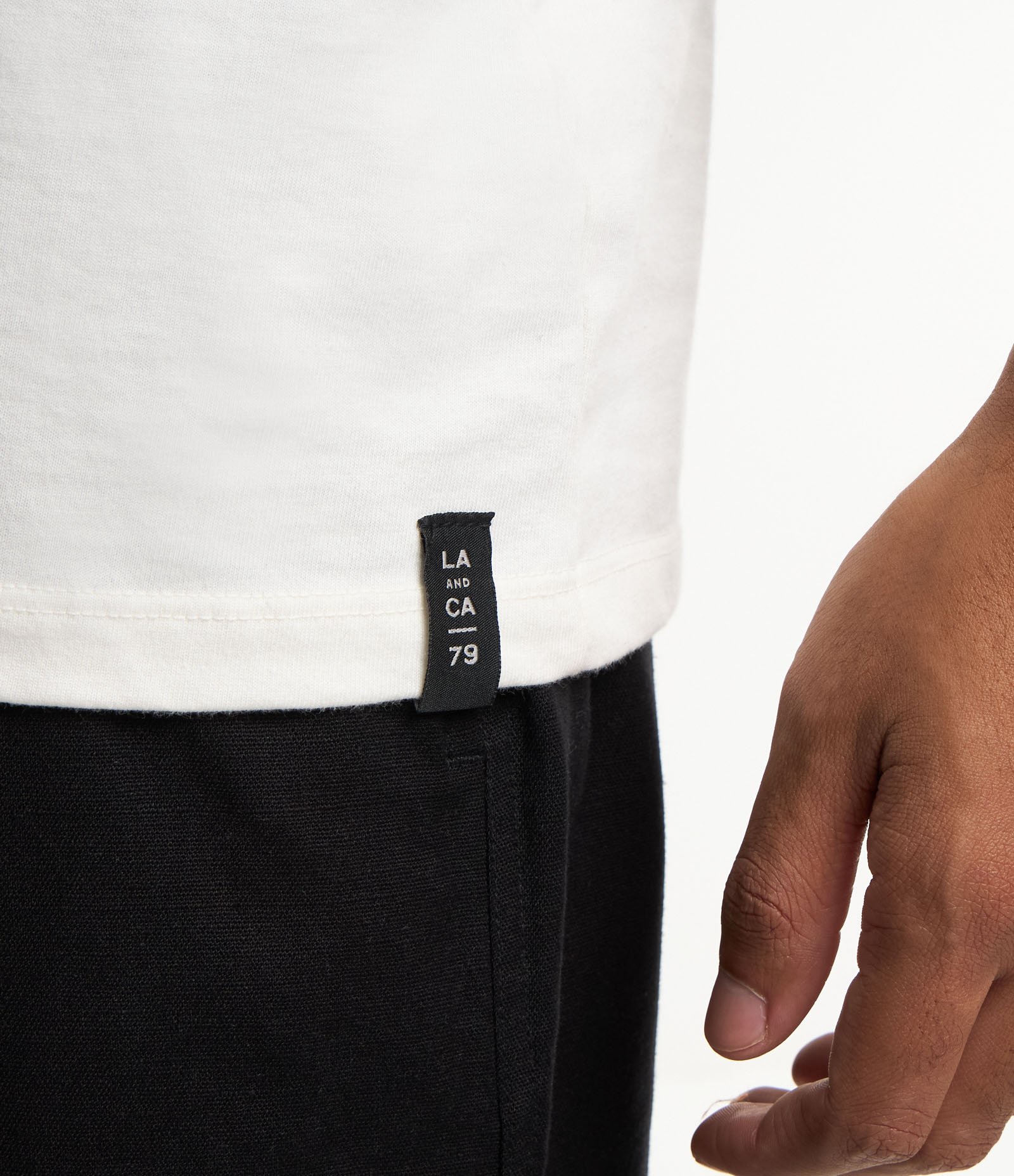 Regata Machão em Algodão com Gola Redonda e Etiqueta na Barra Off White 5