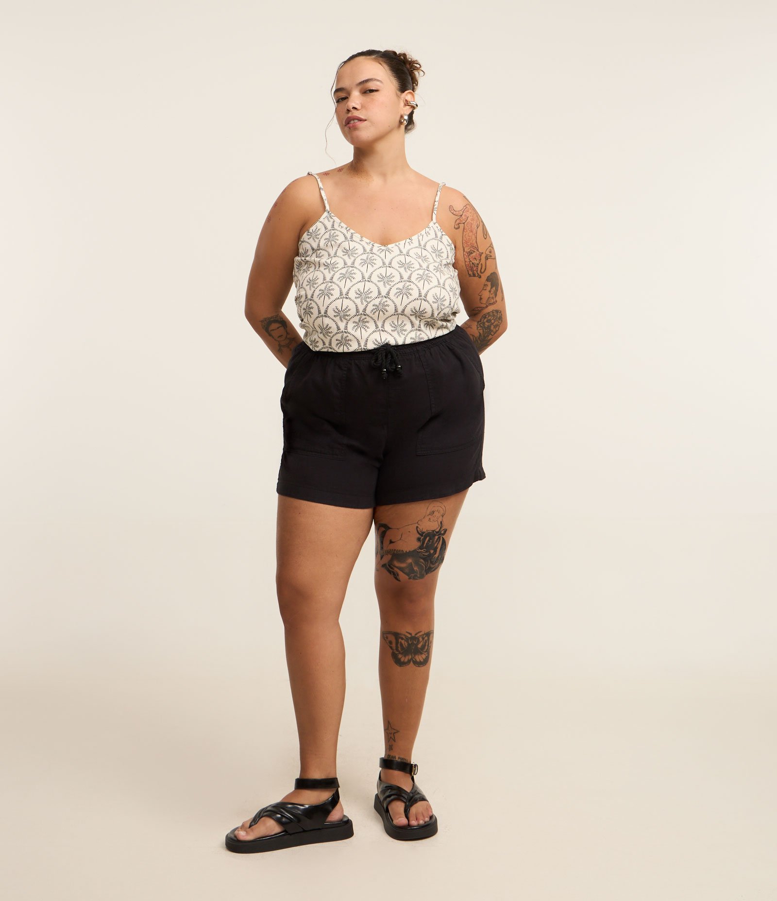 Short Comfy em Sarja com Amarração no Cós e Bolsos Curve & Plus Size Preto 1