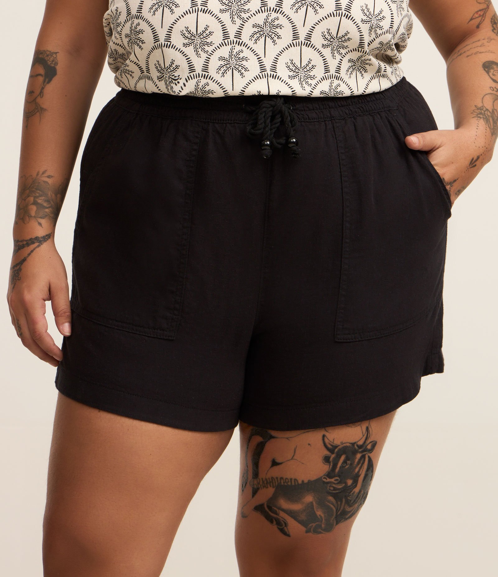 Short Comfy em Sarja com Amarração no Cós e Bolsos Curve & Plus Size Preto 2