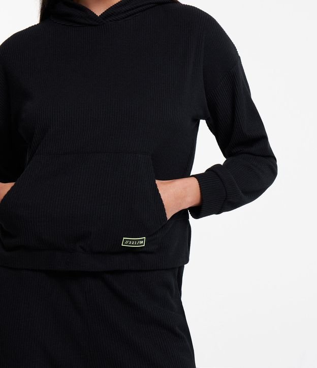 Blusão Esportivo Canguru com Capuz e Textura Canelada