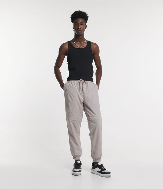 Calça Jogger com Bolsos de Zíper Recorte na Perna