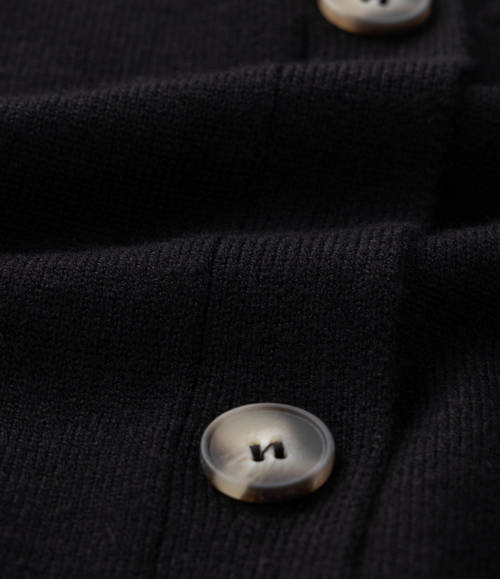 Cardigan em Tricô com Bolsinhos Frontais Curve & Plus Size Preto 6