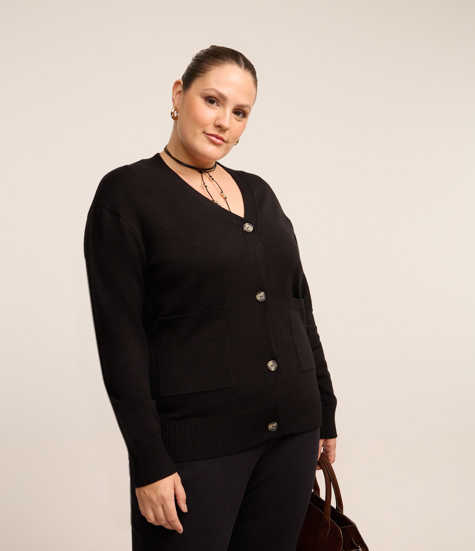 Cardigan em Tricô com Bolsinhos Frontais Curve & Plus Size Preto 1