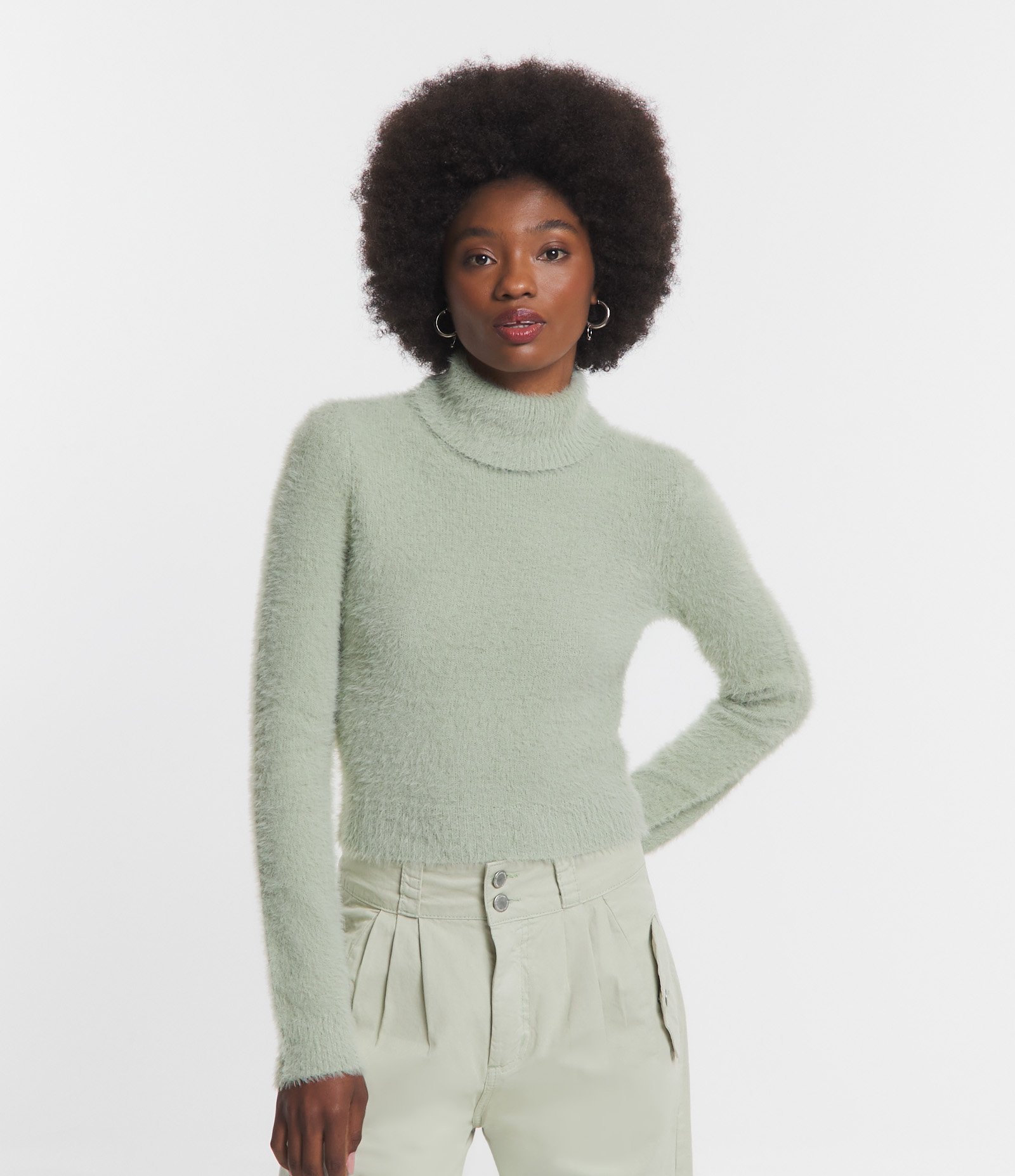 Suéter Cropped em Tricô com Pelinhos e Gola Alta Verde 1