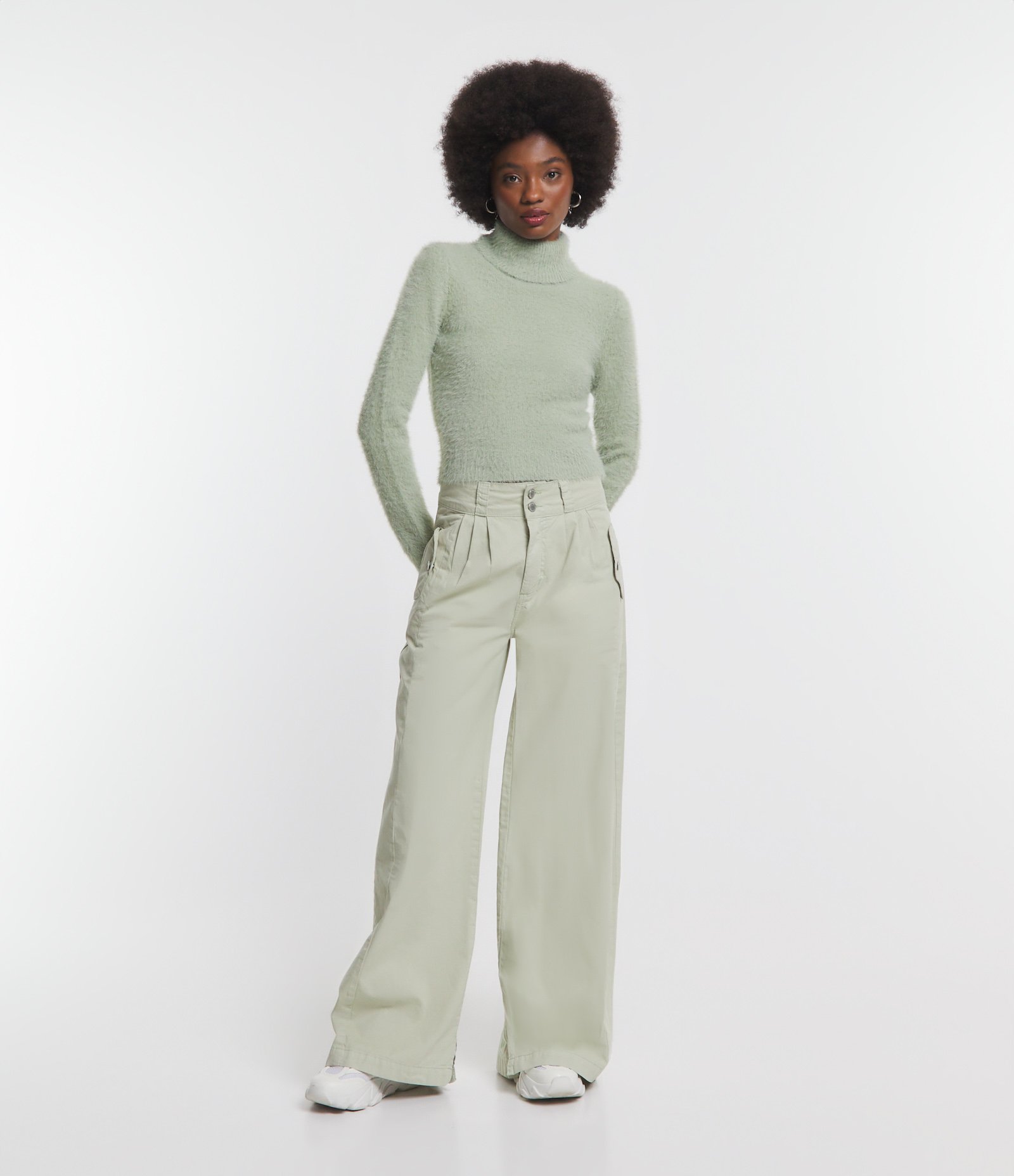 Suéter Cropped em Tricô com Pelinhos e Gola Alta Verde 2