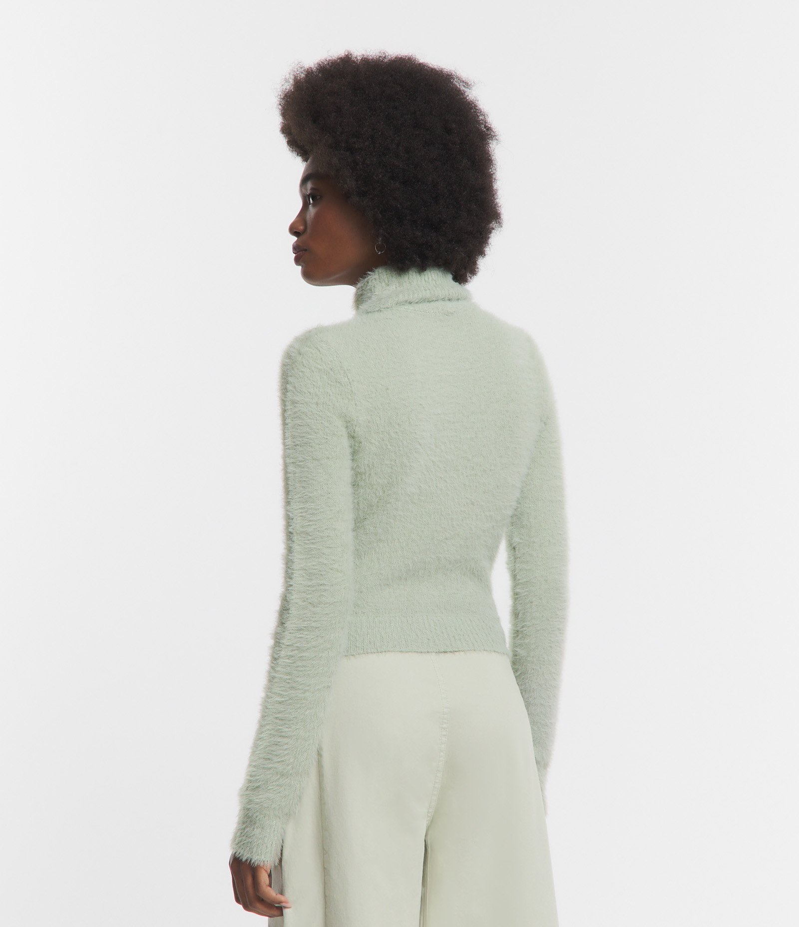Suéter Cropped em Tricô com Pelinhos e Gola Alta Verde 4