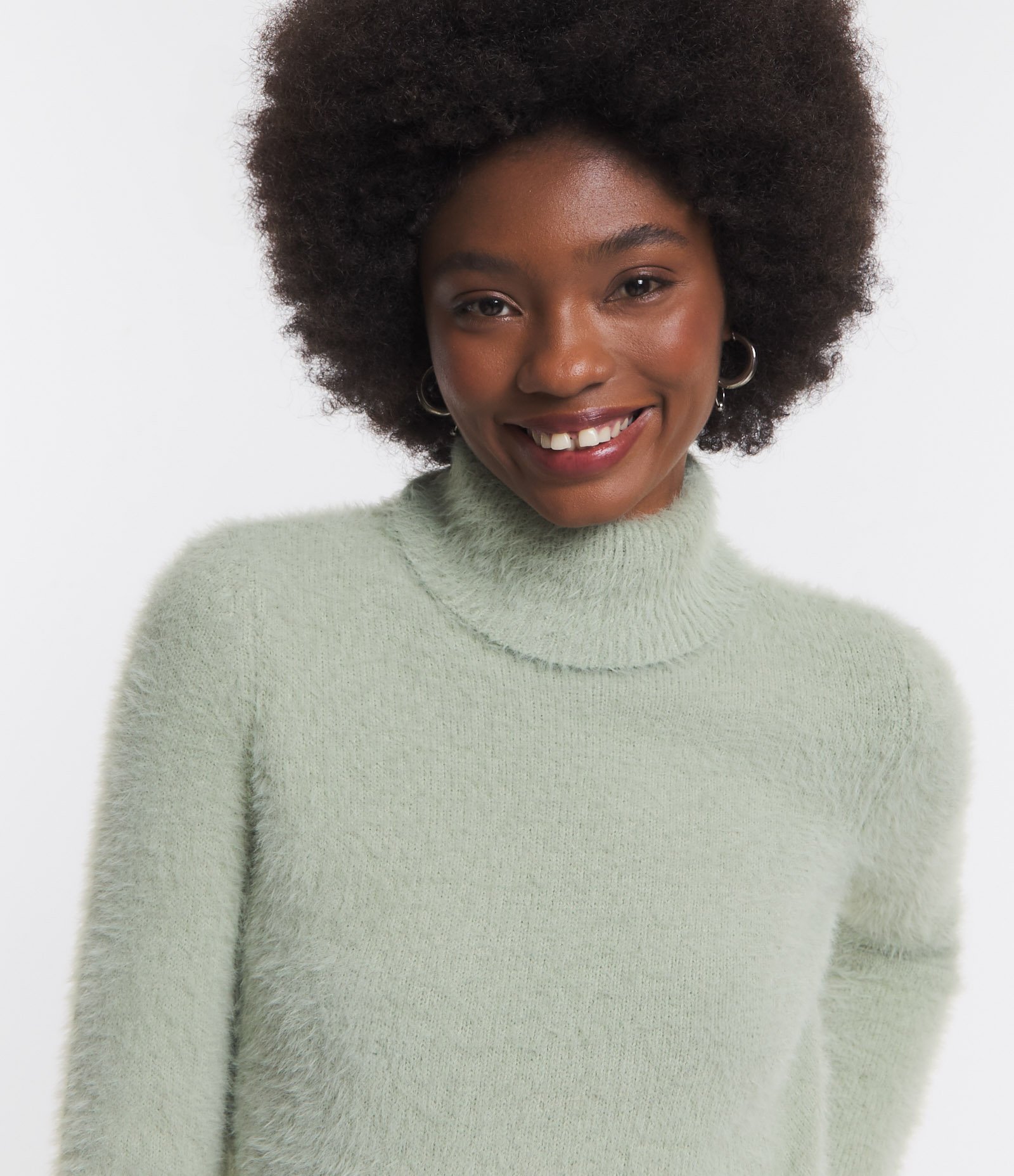 Suéter Cropped em Tricô com Pelinhos e Gola Alta Verde 5
