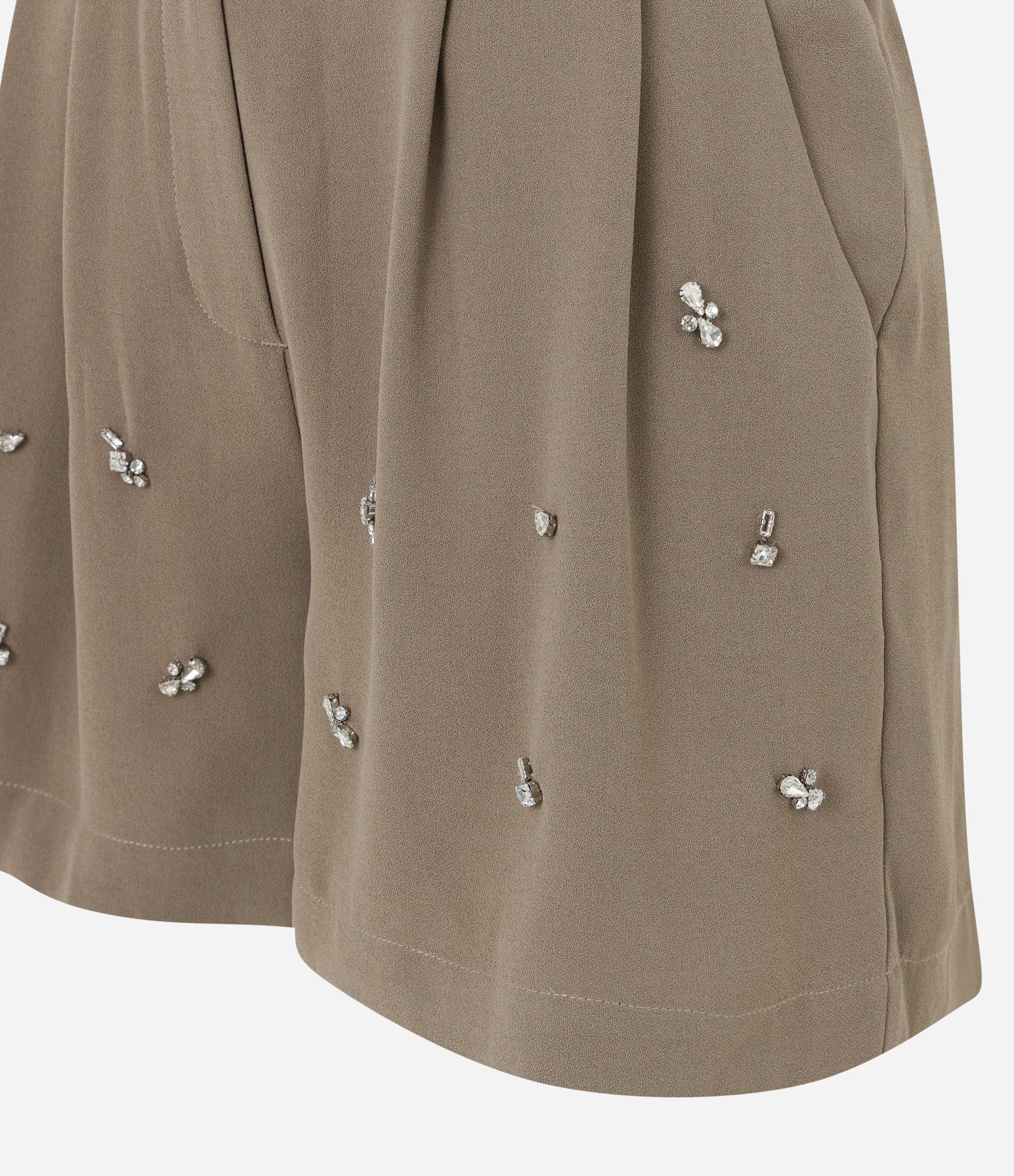 Short Alfaiado com Pregas e Bordado de Chatons Marrom 7