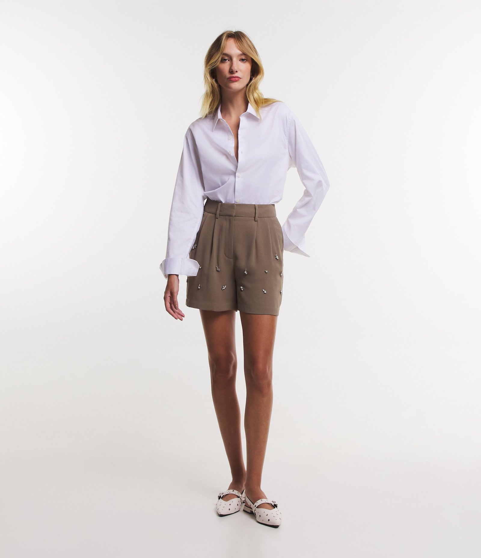Short Alfaiado com Pregas e Bordado de Chatons Marrom 1