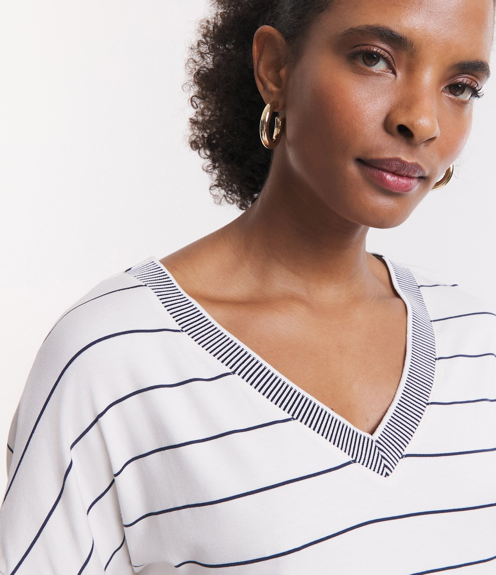 Blusa Manga Curta em Viscose Listrada com Ribana no Decote V Off White 3