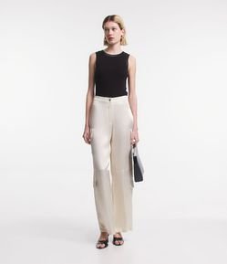 Calça Cargo Reta em Tecido Acetinado com Bolsos nas Laterais