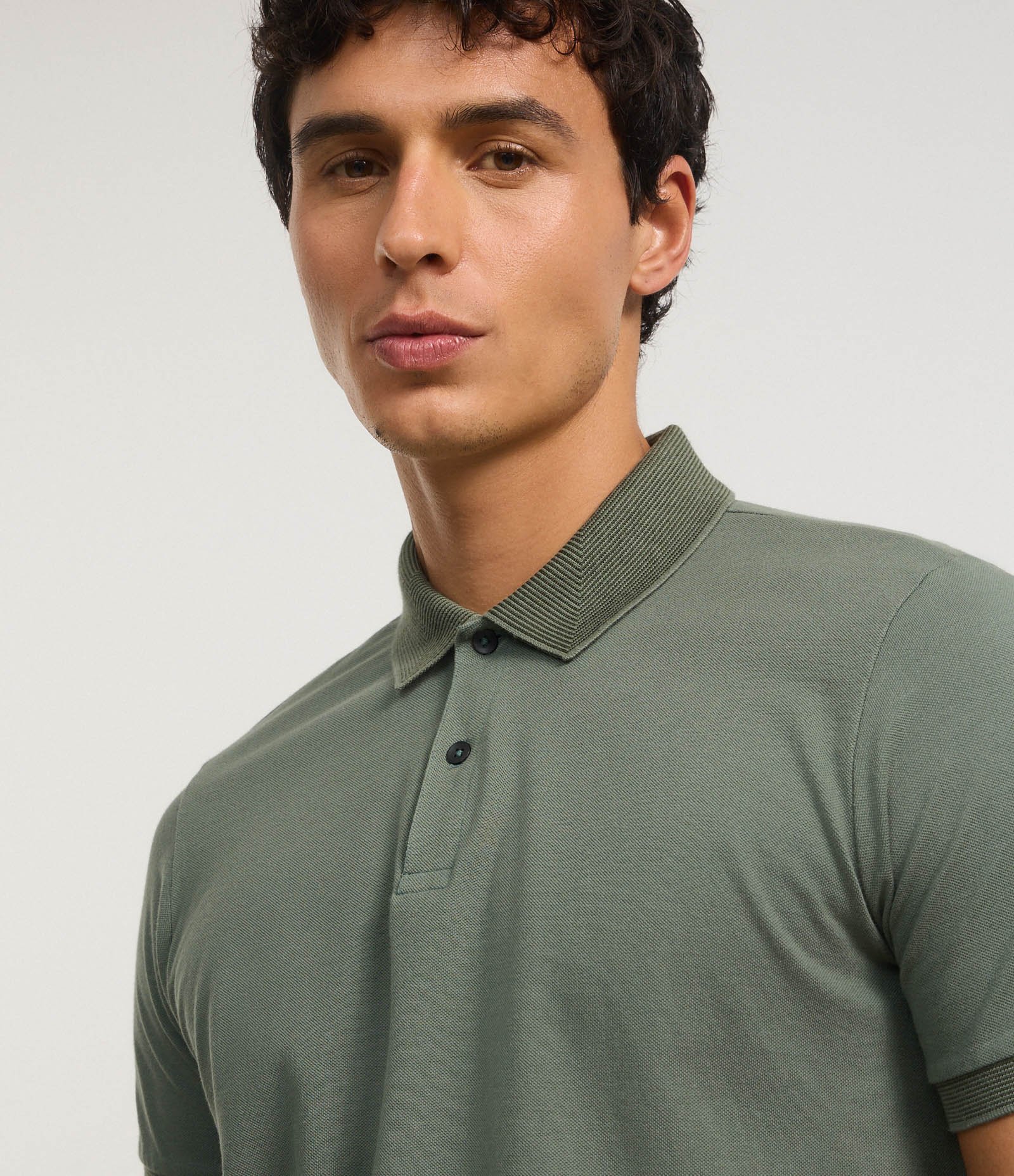 Camisa Polo Slim em Algodão com Botões e Detalhes Contrastantes Verde Escuro 4