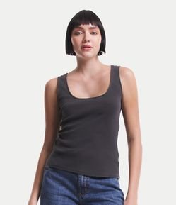 Blusa sem Manga em Meia Malha Estonada e com Decote U