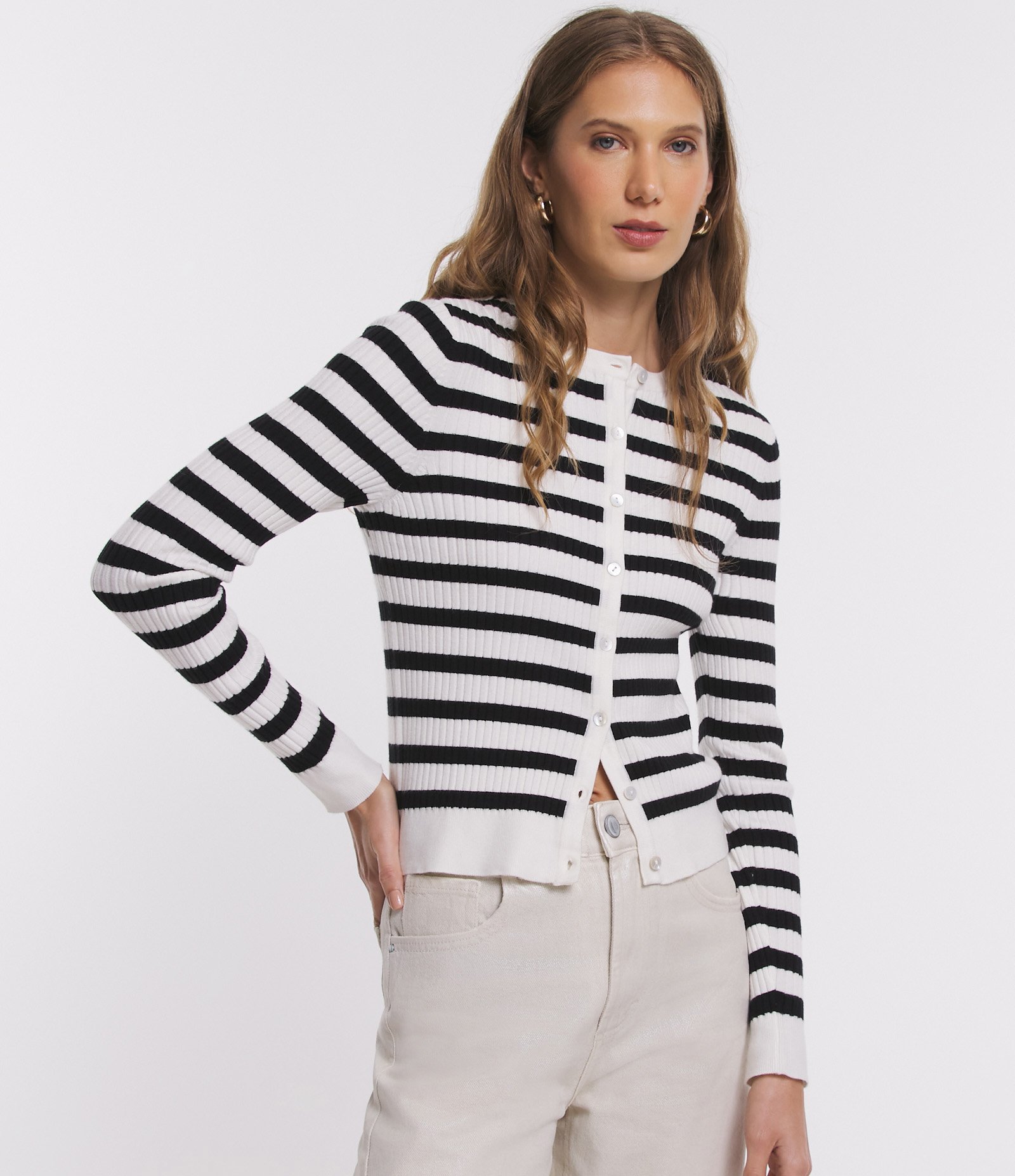 Cardigan em Tricô com Abotoamento e Estampa Listrada Branco/ Preto 1
