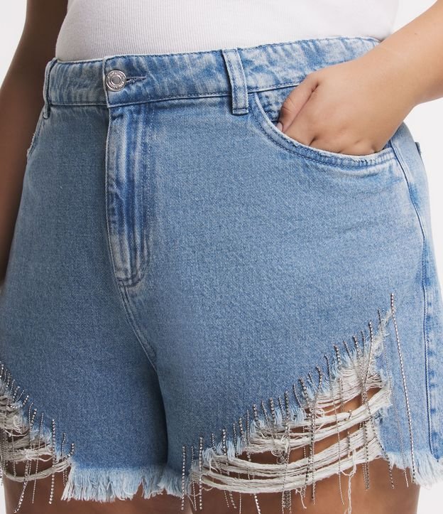 Short Mom Jeans com Puídos Grandes na Barra e Franjinhas de Strass Curve & Plus Size Azul 4