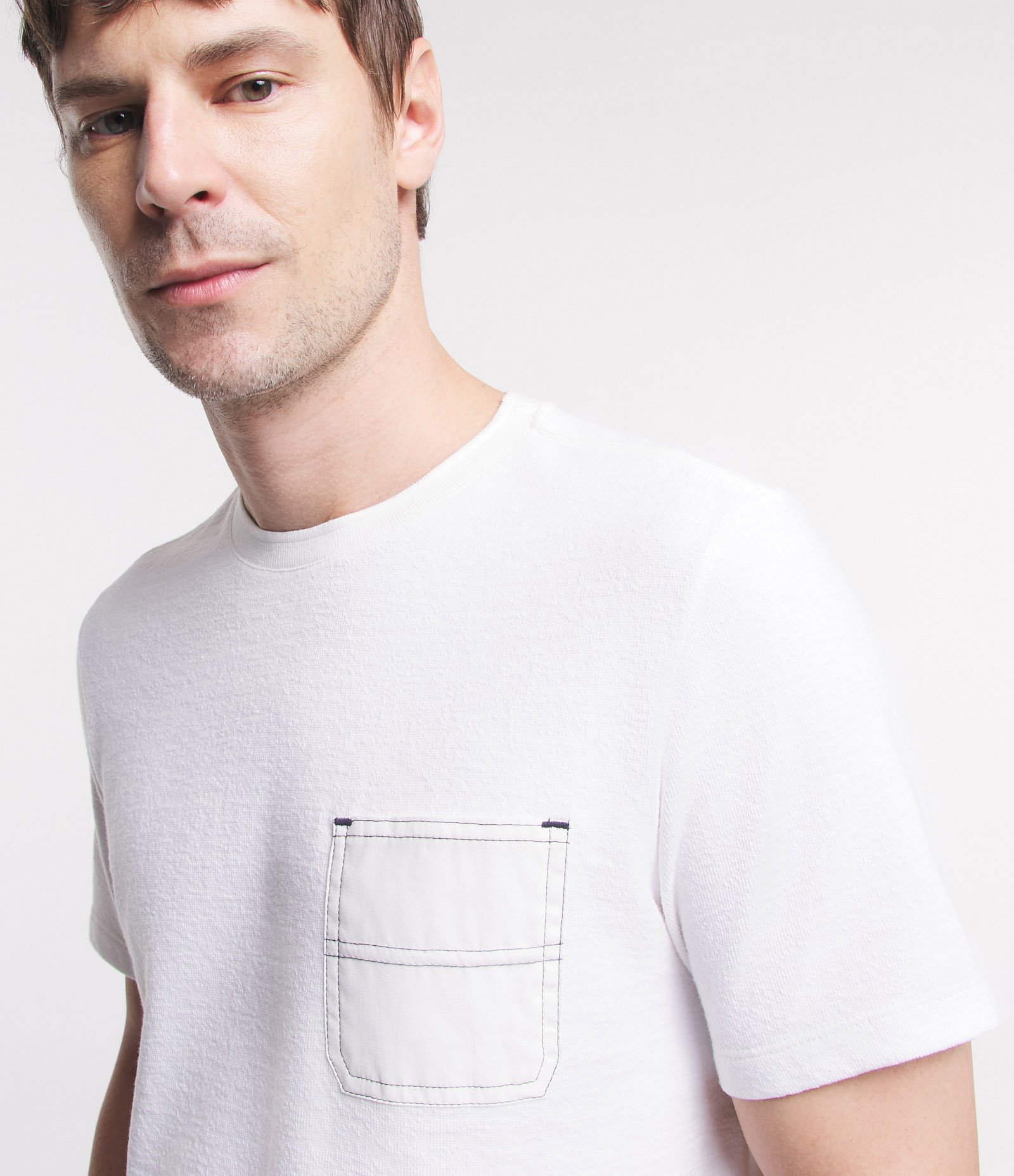 Camiseta Regular Texturizada com Bolso e Costura Contrastante Bege 4